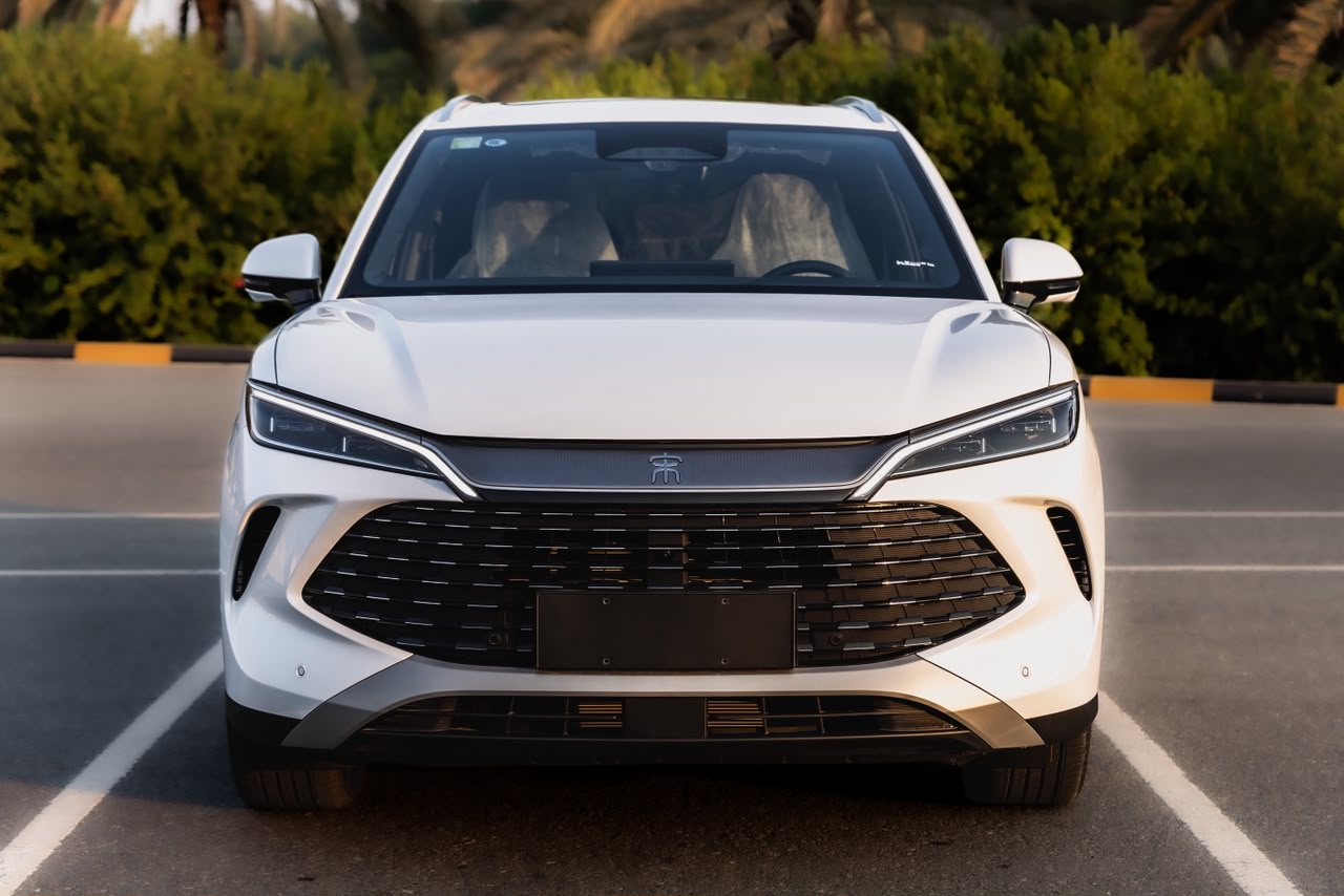 بي واي دي سونغ L DM-i 2025 أبيض – الواجهة الأمامية