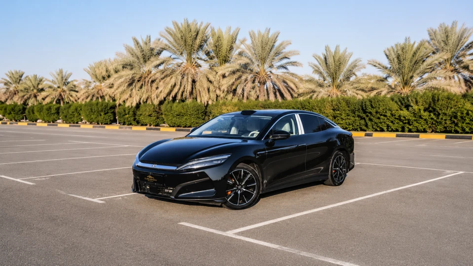 بي واي دي هان إل 2025 – أسود 2025 دبي 2000 للسيارات