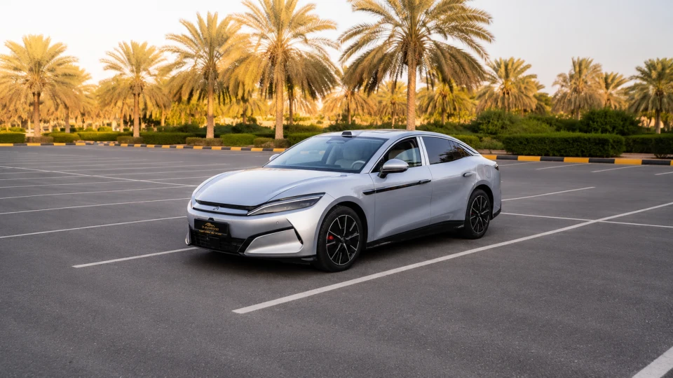 بي واي دي هان إل 2025 – فضي 2025 دبي 2000 للسيارات