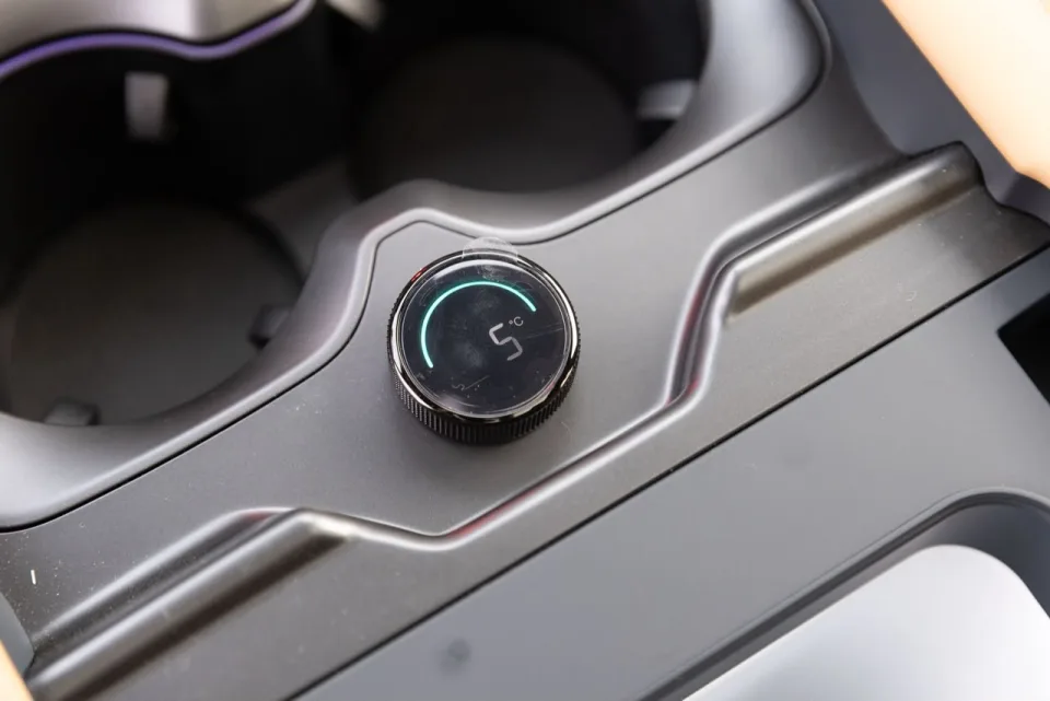 بي واي دي ليوبارد 5 ألترا 2026 أسود بمقصورة تان 2026 دبي 2000 للسيارات